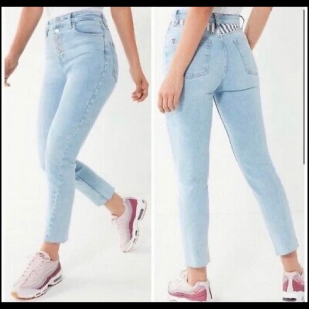 Urban Outfitters Girlfriend Jeans. GORGEOUS light wash!